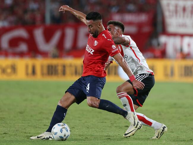 Mauricio Isla asiste en trabajado empate de Independiente ante River Plate