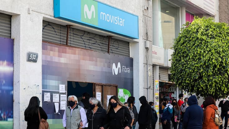 A metros de La Moneda: sujetos roban $25 millones en celulares desde sucursal telefónica 