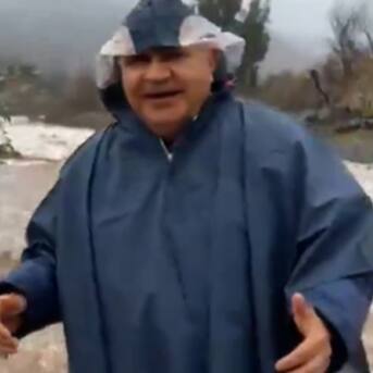 ¡Arriesgada transmisión por las lluvias! Alcalde de Punitaqui fue arrastrado por bajada de quebrada mientras hacía un live