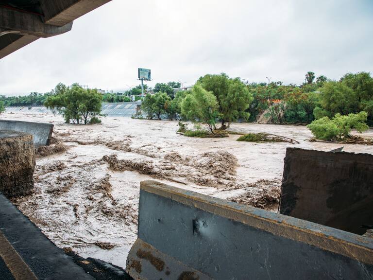 Una ruta inundada por las lluvias torrenciales que provocó el arribo de la tormenta Alberto al noreste de México.
