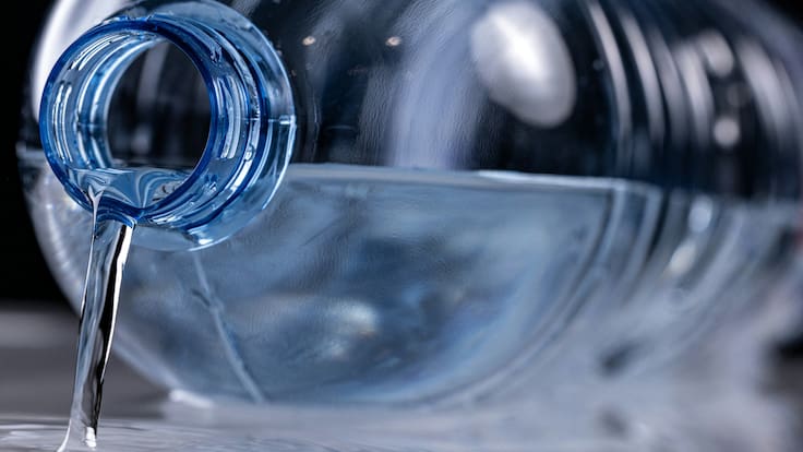 Microplástico en agua embotellada: estas son las marcas con menor cantidad, según un estudio de la U. de Chile