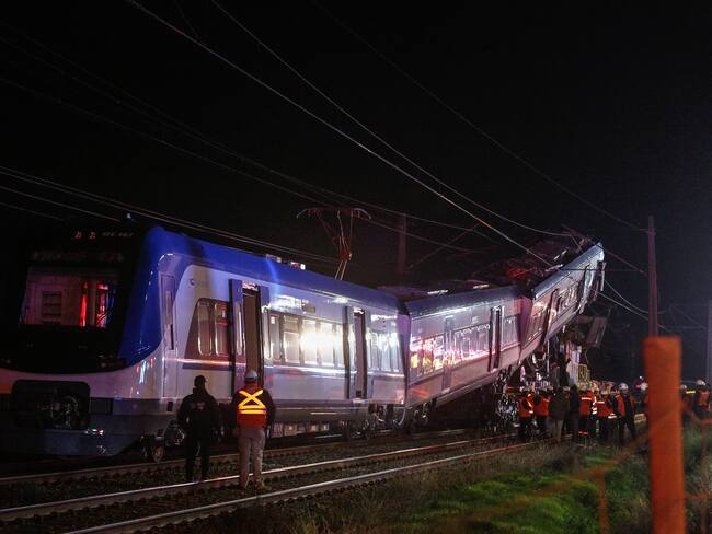 Un tren quedó sobre el otro: las impactantes imágenes que dejo el violento choque frontal de trenes en San Bernardo