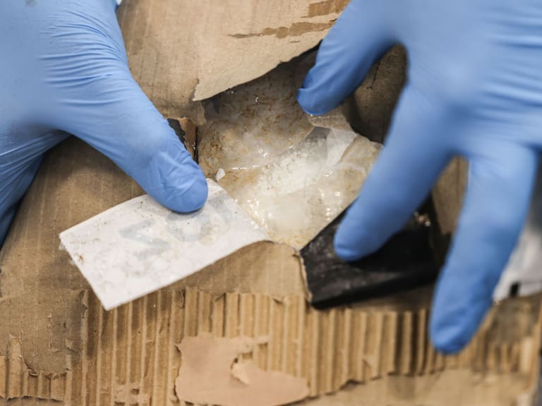 Agentes de aduana europeos detectan un cargamento de cocaína.