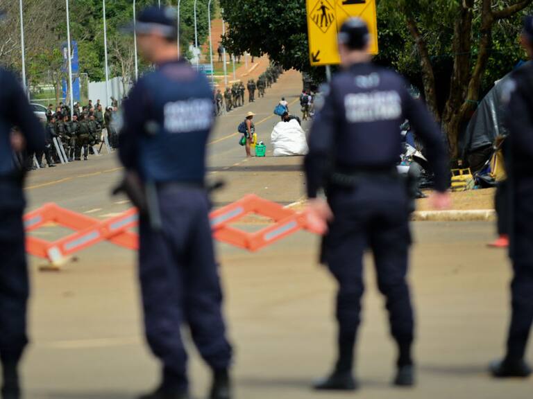 Policías resguardan el desmonte de campamento bolsonarista en Brasilia