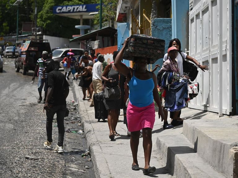 Personas abandonan barrios de Puerto Príncipe en Haití por las bandas criminales
