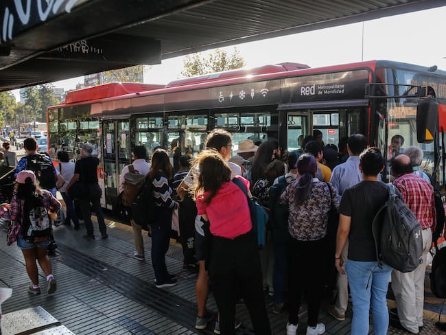 Cierre de estaciones del Metro de Santiago provoca grandes aglomeraciones en paraderos de transporte público