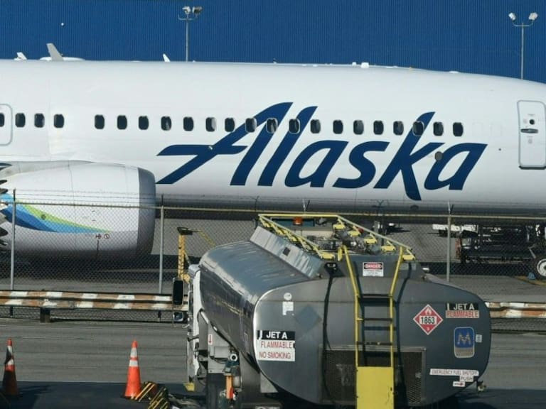 Un avión Boeing 737 MAX 9 de Alaska Airlines en la pista del aeropuerto internacional de Los Angeles en Estados Unidos.
