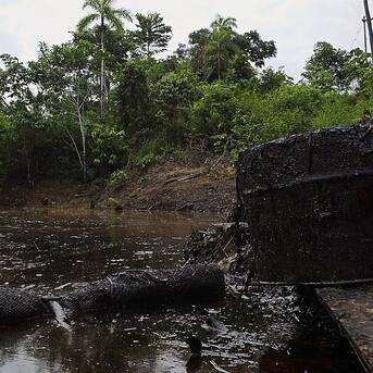Ecuador enfrenta derrame de petróleo que contamina a un río parte del Amazonas