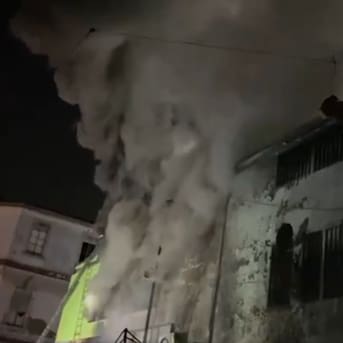 Gran incendio afecta a locales comerciales en el barrio Meiggs: Bomberos aún trabaja en el control de las llamas