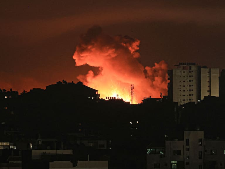 Las bombas iluminan con explosiones la noche sin electricidad en Gaza