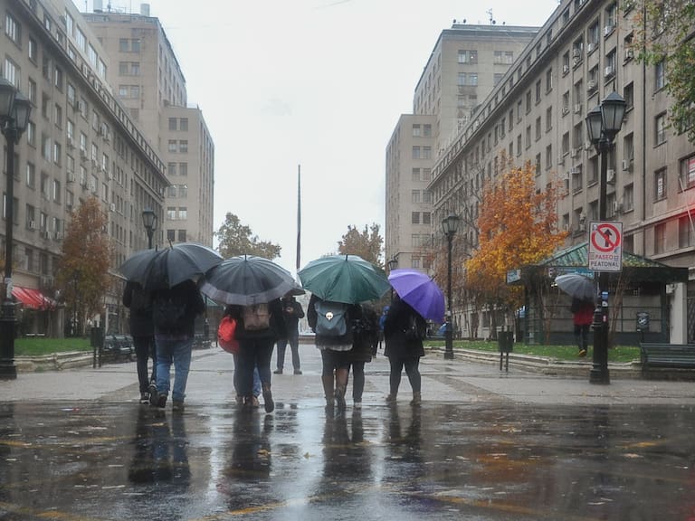 22 DE MAYO DEL 2024 / SANTIAGO 
Intensas lluvias afectan la Región Metropolitana. 
FOTO: VICTOR HUENANTE / AGENCIAUNO