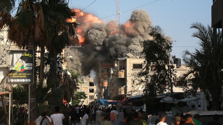 Israel deja más de 60 muertos tras bombardeo en Gaza y advierte un “fuerte acción” contra Hezbolá en el Líbano