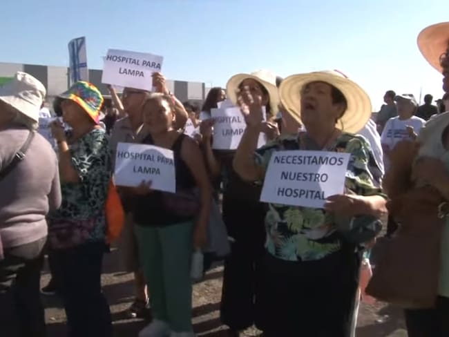 Vecinos de Lampa se manifiestan para exigir respuestas por construcción de hospital que se realizará en Huechuraba