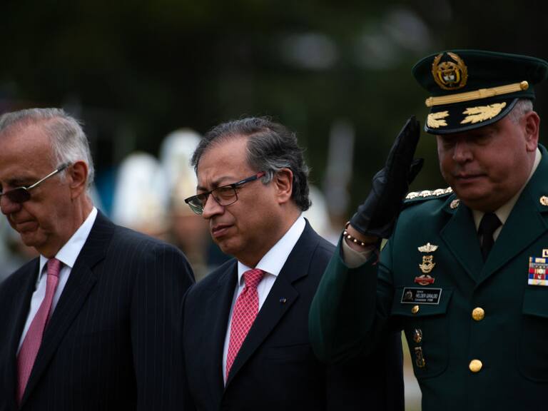 El presidente de Colombia Gustavo Petro junto al alto mando de los militares