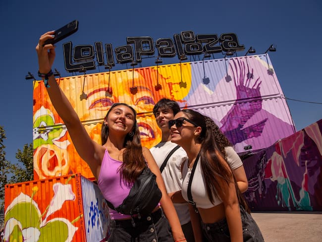 Sencillos y cómodos: Los “outfit’s” de las influencers chilenas en el primer día de Lollapalooza 2024