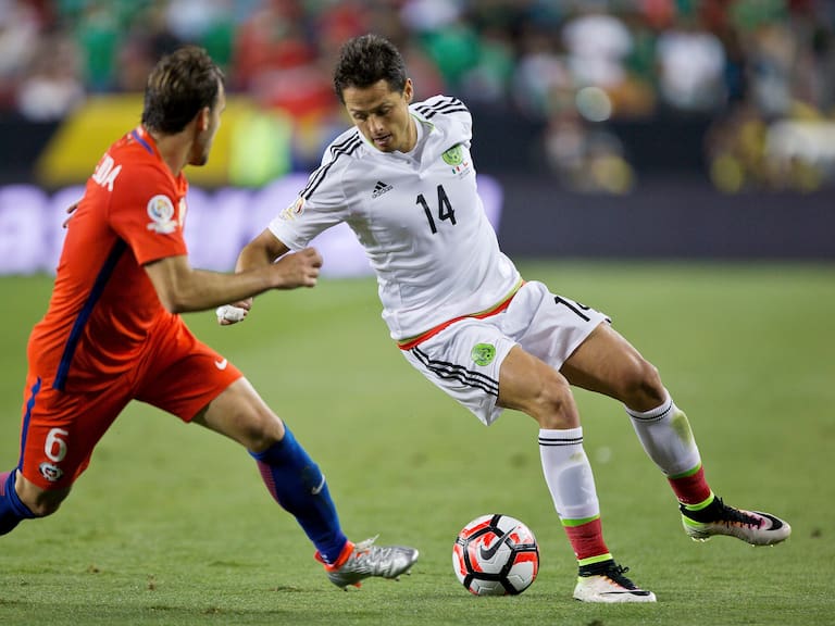 “Dile a tus compañeros que paren”: Claudio Bravo recuerda el ruego de “Chicharito” Hernández en la goleada a México en la Copa América 2016