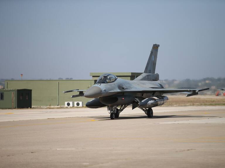 Un avión de combate, el caza F-16, que participa en un ejercicio militar de la OTAN. El aparato se desplaza por un aeropuerto en Italia.
