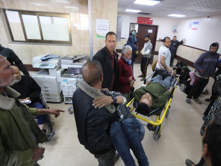 Palestinos de diferentes edades son atendidos en un hospital de la Franja de Gaza, luego de uno de los ataques militares de Israel.