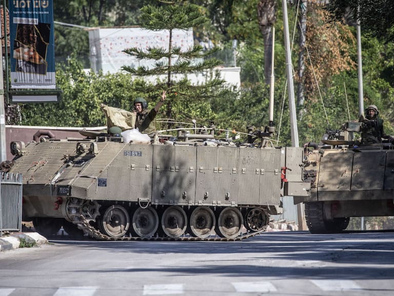 Blindados de Israel avanzan por las calles hacia la Franja de Gaza