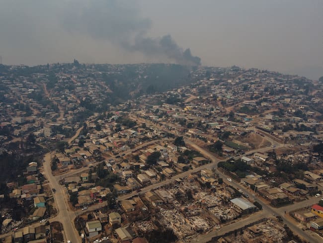 España y México ofrecen ayuda a Chile por mega incendio en la región de Valparaíso