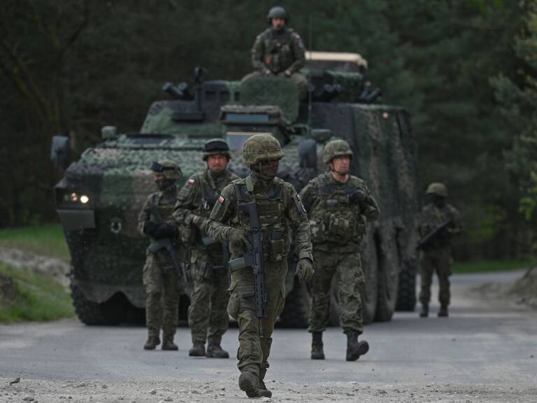 Solados de Polonia realizan ejercicios militares cerca de la ciudad de Nowa Deba