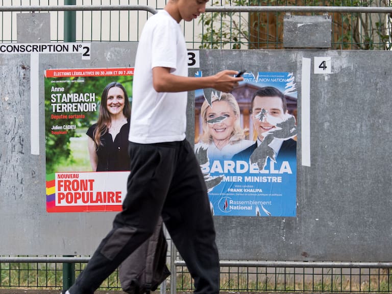 Los carteles del Nuevo Frente Popular y de la extrema derecha en la campaña de la segunda vuelta de las elecciones legislativas en Francia.