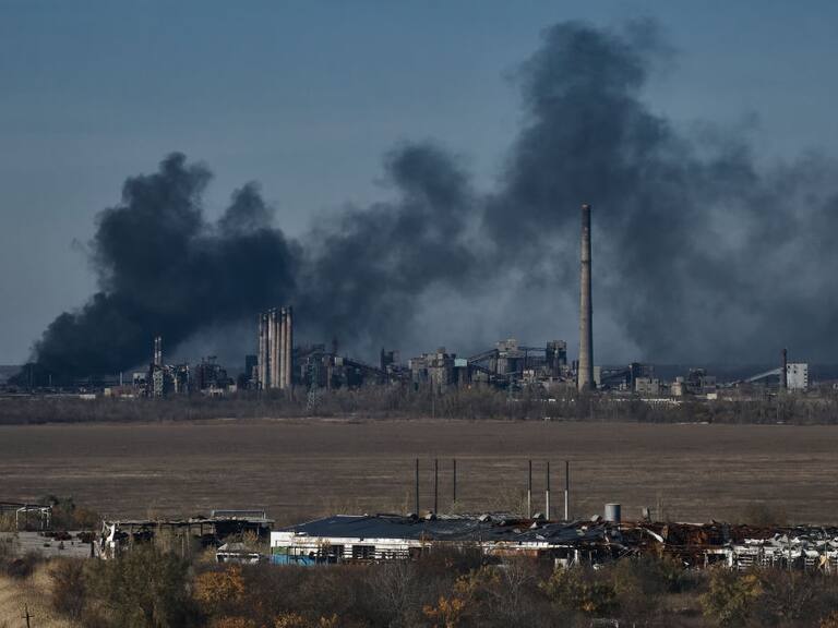 El humo se levanta sobre Avdiivka en Ucrania por los ataques de Rusia
