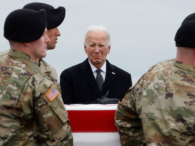 El presidente de Estados Unidos, Joe Biden, observa en la base aérea Dover en Delaware el féretro de un soldado muerto en el Medio Oriente.
