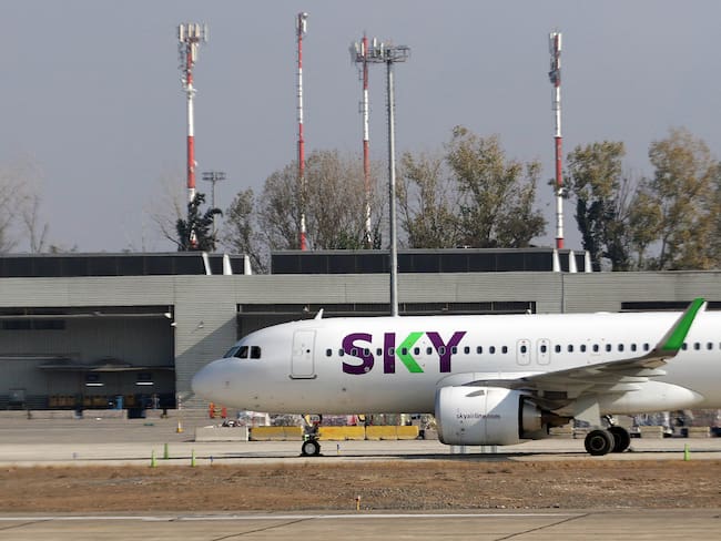 Sernac adelanta acciones contra aerolínea SKY por aumento en reclamos de pasajeros: “Podría estar comprometida la dignidad de los consumidores”