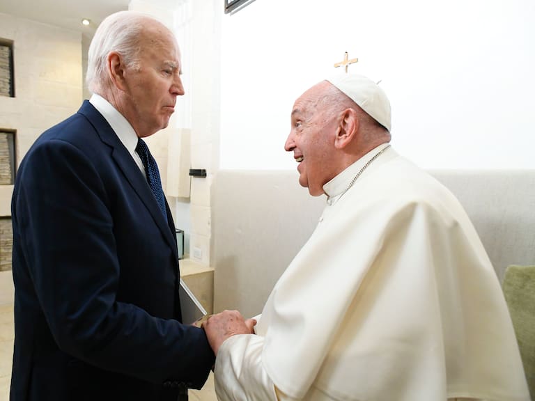 Así fue el curioso y peculiar saludo de Joe Biden con el Papa Francisco en la cumbre G7 en Italia