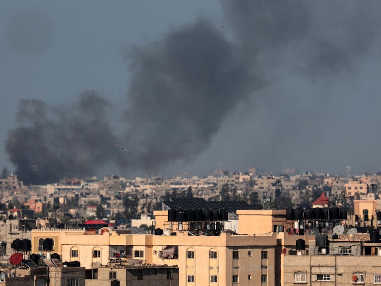 El humo se levanta sobre una zona de Rafah, en el sur de la Franja de Gaza, por los bombardeos que lanzan las fuerzas armadas de Israel.