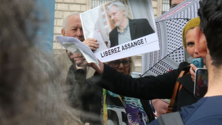 Julian Assange deja la cárcel en el Reino Unido y regresa a Australia