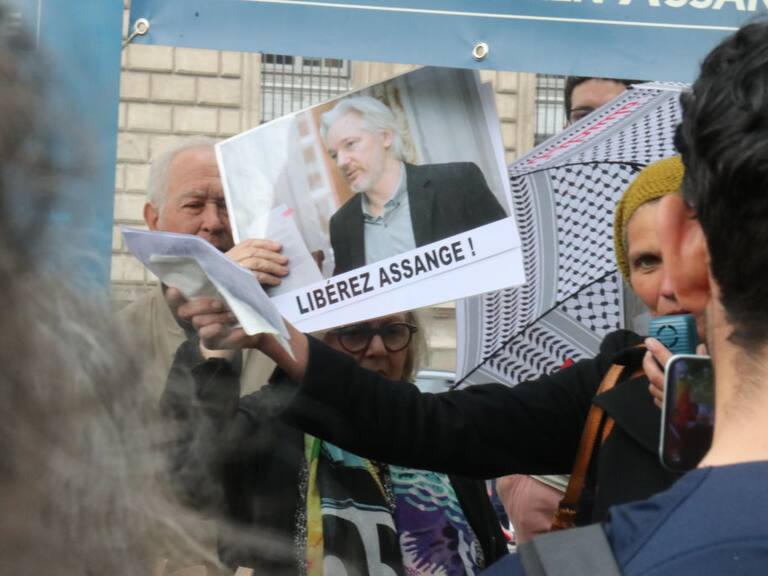 Durante el mes de mayo en la ciudad de París en Francia, una manifestación a favor de la liberación de Julian Assange.