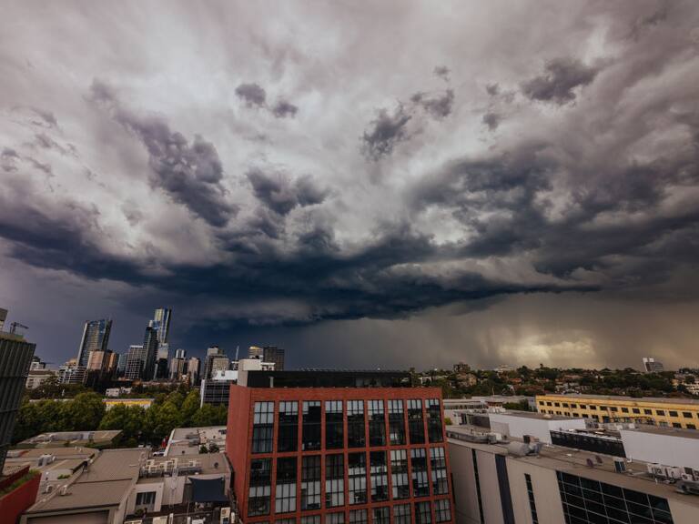 El cielo se cubre sobre la ciudad de Melbourne en el estado de Victoria, una región de Australia que se vio afectada por las intensas tormentas.