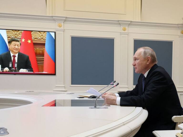 Presidente ruso Vladimir Putin en reunión con el presidente chino Xi Jinping