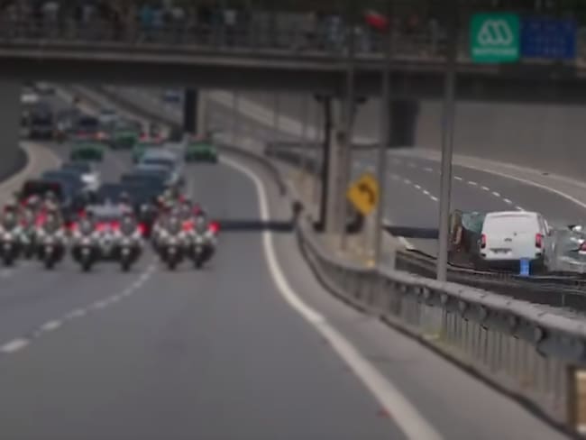 Frente a paso del cortejo fúnebre: cámara registra accidente en Autopista Central