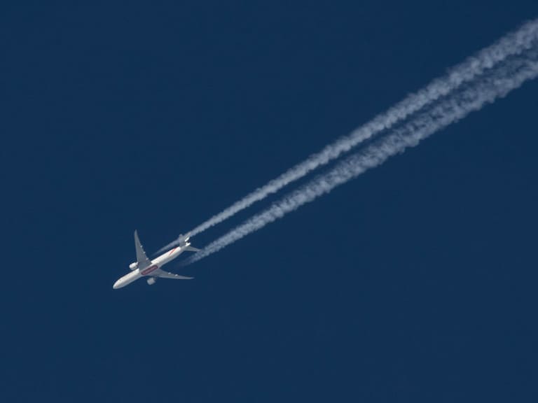 La contaminación que genera el vuelo de un avión