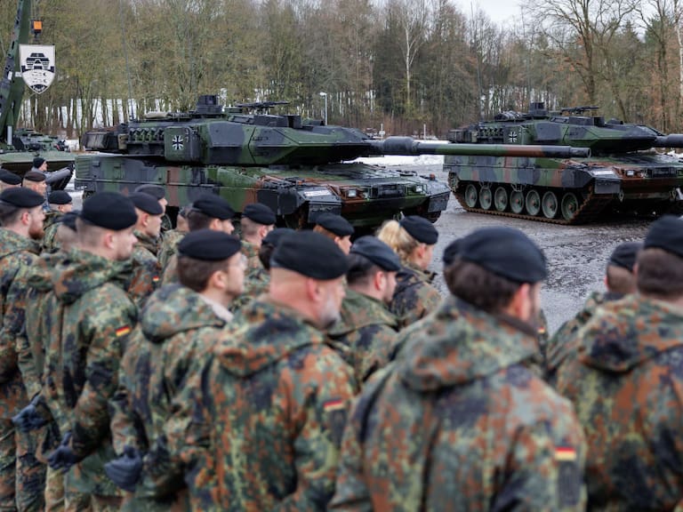 Soldados de Alemania junto a nuevos tanques del ejército en Bavaria