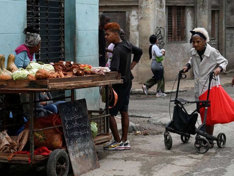 Una persona vende alimentos en un puesto en la calle de la ciudad de La Habana en Estados Unidos.