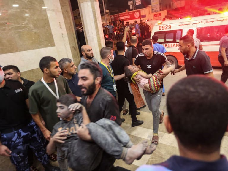 Imagen sensible: Trasladan a niños heridos en Gaza por bombardeo de Israel