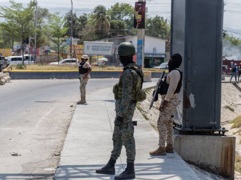 Soldados y policías de Haití vigilan en las calles de la capital Puerto Príncipe, en medio de la crisis de seguridad por el avance de los grupos armados.