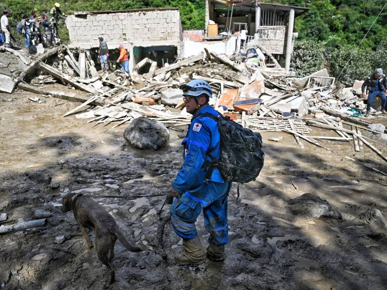 Rescatistas trabajan en Quetame de Colombia tras el grave aluvión de barro