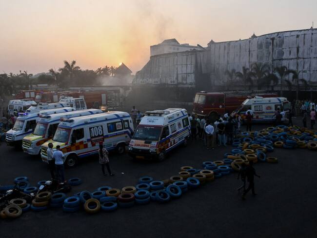 Tragedia en India: incendio en centro de juegos deja más de 20 muertos, en su mayoría niños