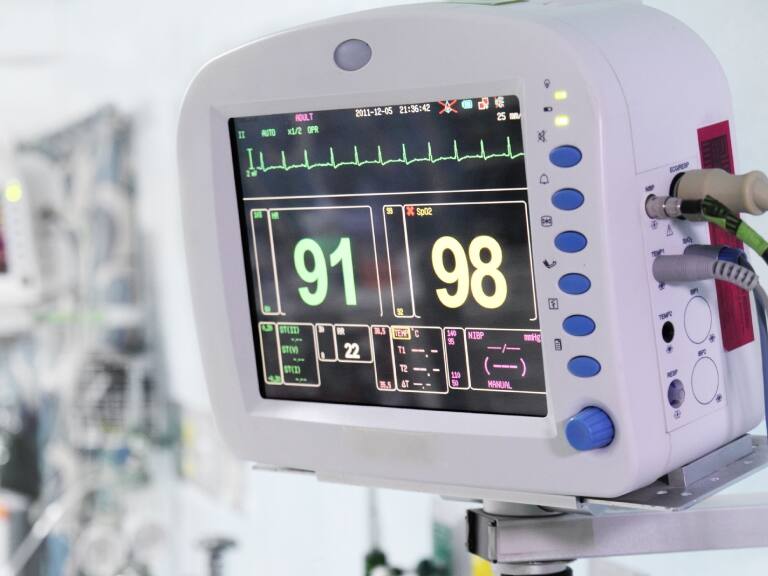 Tras tratamiento de Luis Larraín: oncólogo de la Clínica Alemana explica la diferencia entre la sedación paliativa y la eutanasia
