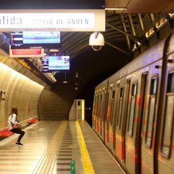 Metro de Santiago normaliza frecuencia de trenes en Línea 4 y Línea 4A 