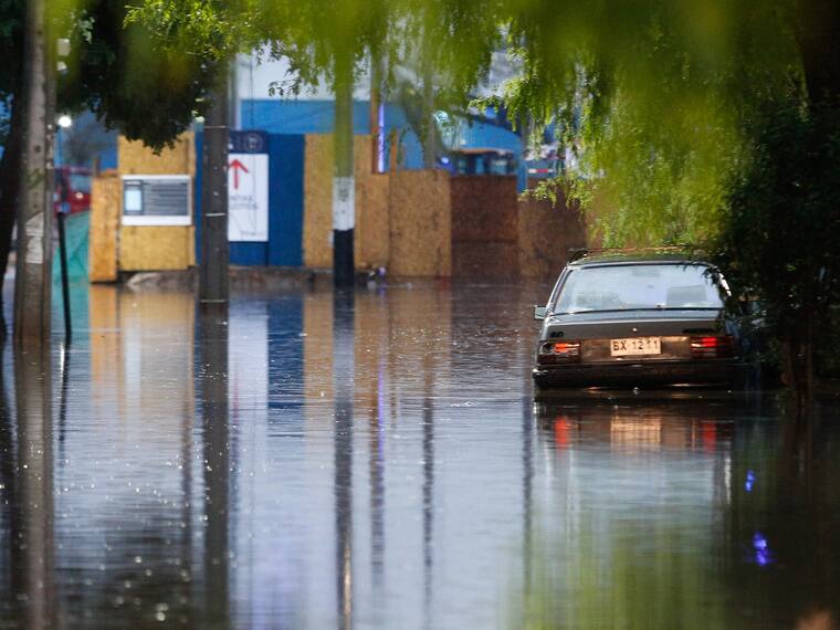 Con más de 100 milímetros de agua caída en Santiago: mayo de 2024 se alza como el más lluvioso de los últimos 22 años