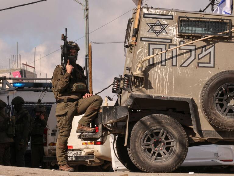 Las fuerzas de seguridad de Israel, totalmente armados, custodian puntos de chequeo en la Cisjordania ocupada de Palestina.