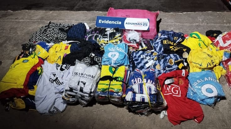 Aduana detecta y recupera casi 500 camisetas de fútbol falsificadas que iban escondidas en camión con verduras en el norte del país