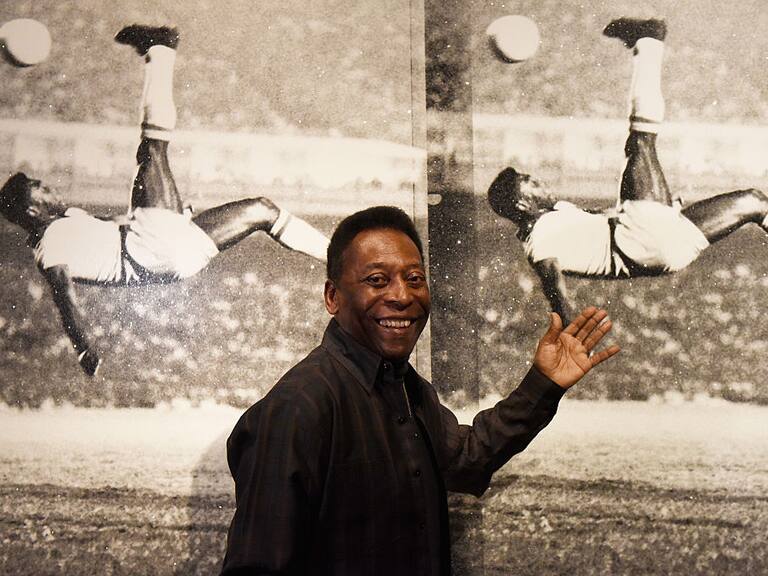 Pelé posa ante su imagen ensayando una chilena en una exposición en Londres en 2016
