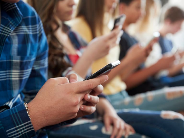 Nueva Zelanda: Gobierno prohibirá los celulares en escuelas y colegios 